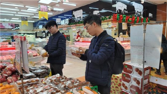 국립농산물품질관리원 직원들이 원산지 표시 단속을 하고 있다. [연합뉴스]